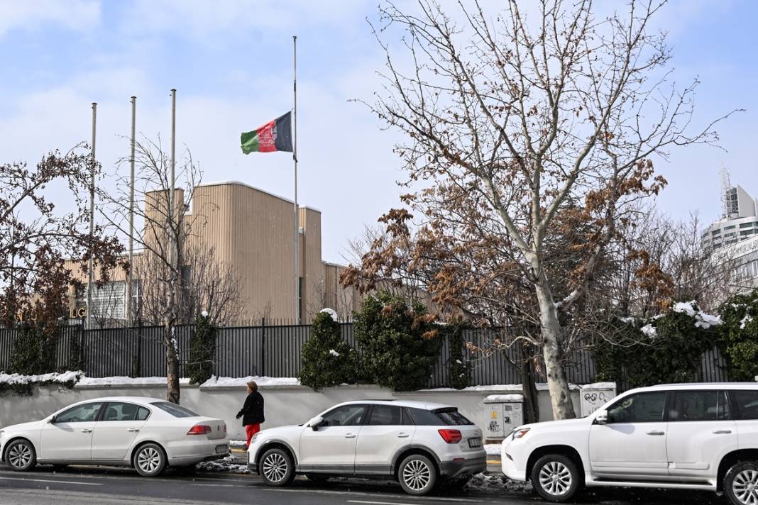 TBMM'deki bütün bayraklar yarıya indirilirken o bayrağa dokunulmadı! Bakın neden... 24